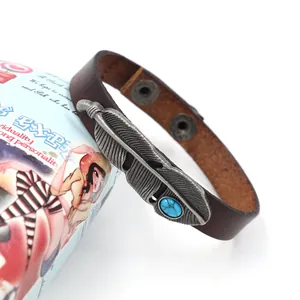 Vintage Lederarmband mit Metallfeder Anhänger und blauem Türkisstein für Damen und Herren