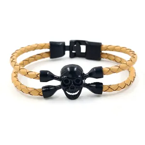 Herren Punk Armband aus braunem geflochtenem Leder mit schwarzem Totenkopf und Verschluss