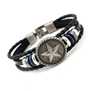 Primer plano de pulsera de cuero multicapa con colgante de metal grabado de estrella