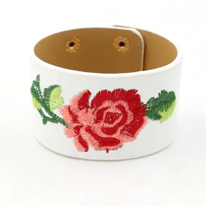 Bracelet manchette large en cuir PU blanc avec broderie de roses rouges et boutons pression