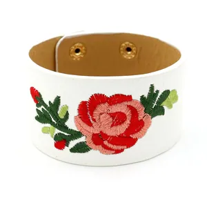 Brazalete ancho de cuero PU blanco con elegante bordado de rosa roja y cierres dorados