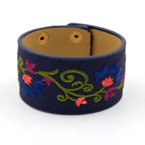 Brazalete ancho de cuero PU azul marino con bordado floral colorido y botones dorados