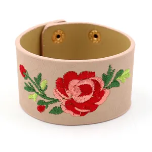 Modisches breites PU-Lederarmband mit roter Rosenstickerei und goldenen Druckknöpfen