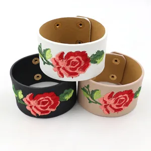 Lot de trois bracelets larges en similicuir avec broderies de roses rouges élégantes