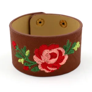 Breites PU-Lederarmband in Braun mit detaillierter roter Rosen-Blütenstickerei