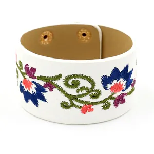 Brazalete ancho de cuero PU de estilo étnico con bordado floral y cierres dorados