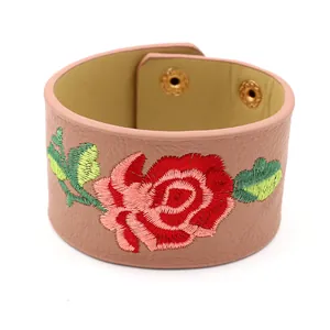 Bracelet large en cuir PU rose avec broderie de rose rouge et doubles boutons-pression dorés