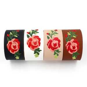 Set mit vier strukturierten PU-Lederarmbändern mit bestickten roten Rosen-Blumenmustern