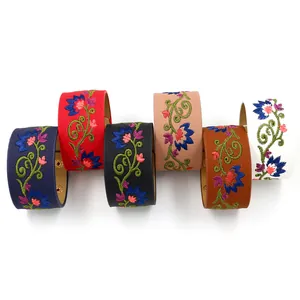 Brazaletes anchos de cuero PU bordado en seis colores con motivos florales y cierre a presión