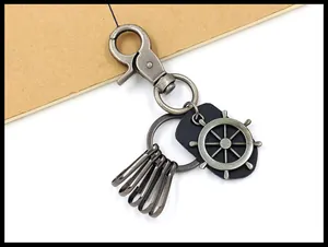 Detailansicht Vintage Leder Schlüsselanhänger mit Steuerrad-Anhänger und Multi-Haken Design