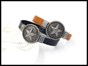 Détail de l'emblème étoile vintage sur bracelets en cuir noir et marron avec bouton pression