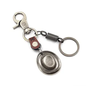 Retro-Leder-Schlüsselanhänger mit Metall-Cowboyhut-Anhänger und Karabiner auf weißem Grund