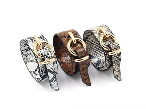 Ensemble de trois bracelets larges en similicuir serpent avec boucles dorées chic