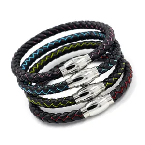 Dettaglio di bracciali in pelle nera intrecciata con cuciture colorate e chiusura magnetica