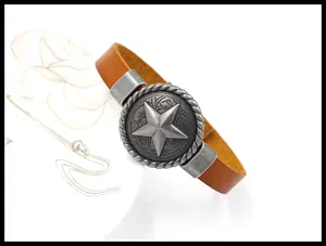 Gros plan du bracelet en cuir rétro avec insigne d'étoile vintage et motifs gravés
