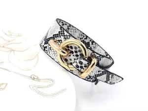 Détail du bracelet en cuir texturé serpent avec une boucle à double anneau en or poli