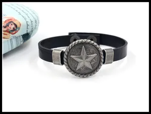 Détail du bracelet en cuir noir rétro avec ornement pentagramme en métal et boutons pression