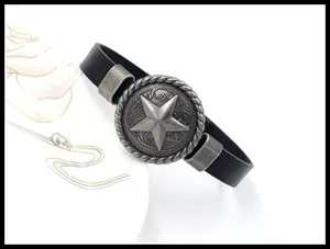 Détail du bracelet en cuir noir avec emblème d'étoile vintage et gravure ciselée