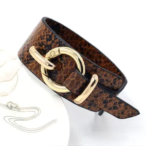 Bracelet large en similicuir imprimé serpent chic avec boucle en métal doré ajustable