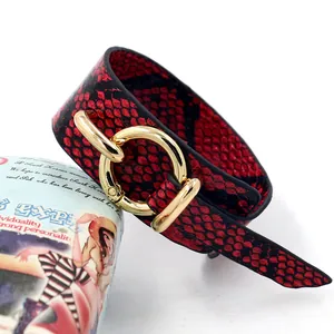 Bracelet large en cuir PU motif serpent rouge et noir avec boucle anneau en métal doré