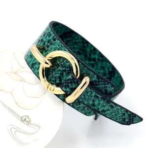 Bracelet large en cuir PU à texture peau de serpent verte avec anneau métallique doré
