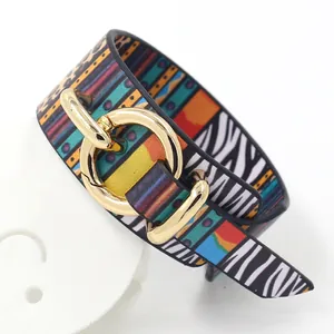 Brazalete ancho de cuero PU bohemio con estampados animales y hebilla de metal dorada