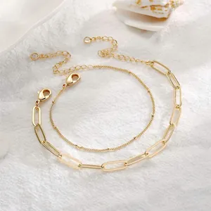 Dettaglio del set di bracciali a doppio strato placcati in oro 18K con catena a sfere