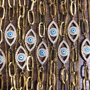 Gedetailleerd zicht op evil eye armband met zirkonia pavé en gouden ketting