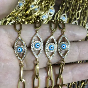 Detailweergave van vier 18K vergulde evil eye armbanden met kristallen en ovale schakels