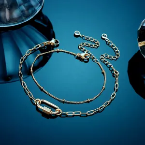 Detail van de 18K vergulde dubbellaagse paperclipketting armband met ovale schroefsluiting