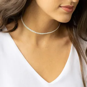 Λεπτομέρεια από ασημένιο τριπλό κολιέ choker με λεπτούς κρίκους και μικρές χάντρες