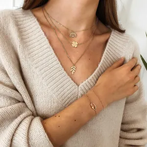 18K vergulde paperclip ketting armband en gelaagde lotus ketting set op model