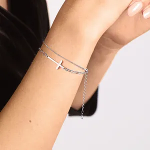 Detailweergave van de zilverkleurige dubbellaagse schakelarmband met zijwaarts kruisje