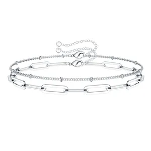 Detail van zilveren dubbellaagse paperclip- en kralenketting met karabijnsluiting en kristal