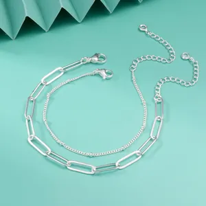 Detail van de dubbellaagse zilveren armband met paperclipketting en kreeftsluiting