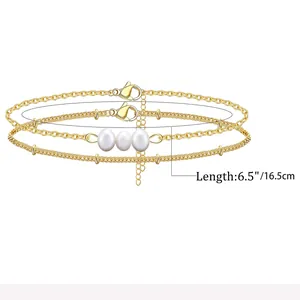 Drielaagse 18K vergulde roestvrijstalen armband met 6mm parels en een stevige karabijnsluiting