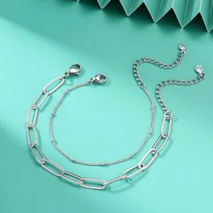 Detail van zilveren paperclip kettingarmband met karabijnsluiting en strass bedel hanger