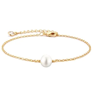 Minimalistische gouden roestvrijstalen armband met 8mm parel en een zirkonia hangertje