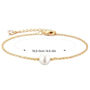 Detail van verstelbare gouden kettingarmband met 8 mm parel en kreeftsluiting