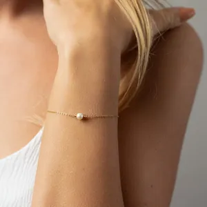 Elegante gouden kettingarmband met een enkele witte parel van 8mm voor dames