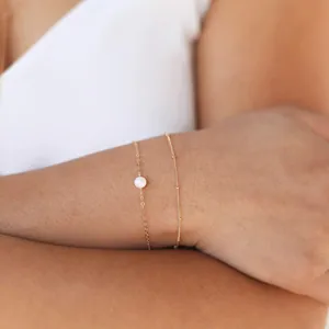 Minimalistische dubbellaagse gouden roestvrijstalen armband met een enkele 8mm parel