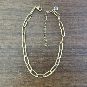 Dettaglio catena a graffetta a doppio strato placcata oro 18K con perle e chiusura a moschettone