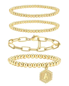 Détail d'un ensemble de quatre bracelets en plaqué or 18 carats avec perles et lettre A