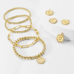 Détail de l'ensemble de 5 bracelets plaqués or 18 carats avec pendentifs lettres hexagonaux