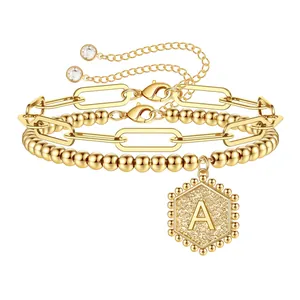 Detail van 18K vergulde dubbellaagse kettingarmband met zeshoekige hanger letter A
