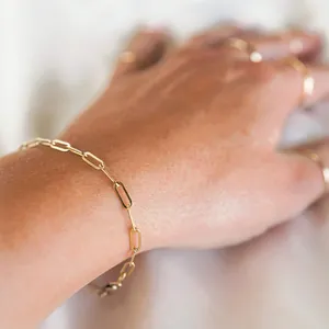 Dettaglio del bracciale a catena a graffetta placcato oro 18K con perle indossato al polso