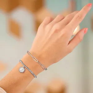Set van zilveren paperclip- en kralenarmbanden met een zeshoekige letter K-hanger