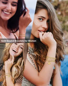 Détail de bracelets à perles dorés 18K avec pendentifs hexagonaux à lettres