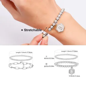 Détail d'un bracelet extensible en perles avec pendentif lettre B et mesures de taille