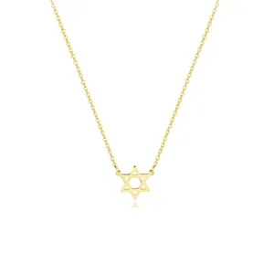 Detail van een gouden roestvrijstalen ketting met een verfijnde Davidster hanger